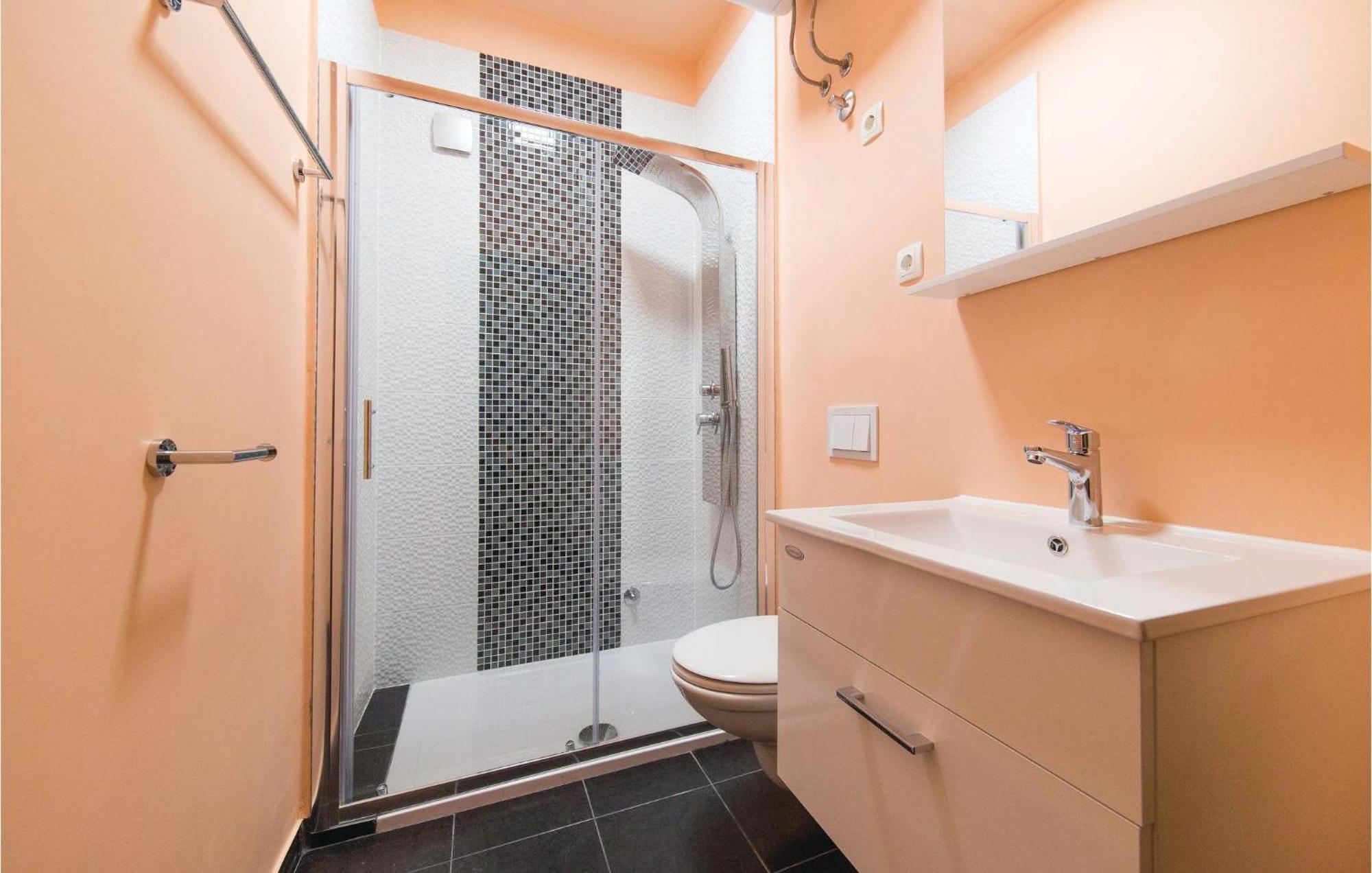 Amazing Apartment In Kastel Stafilic With Jacuzzi Kaštela Exteriér fotografie