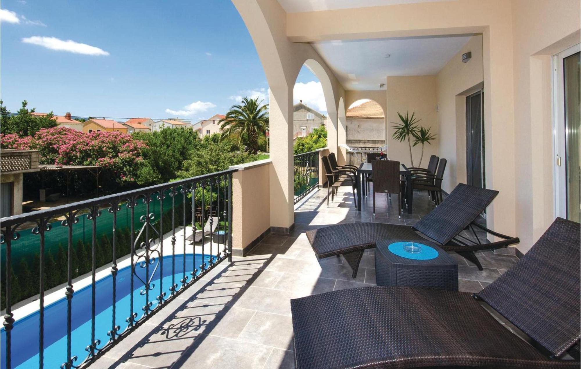 Amazing Apartment In Kastel Stafilic With Jacuzzi Kaštela Exteriér fotografie
