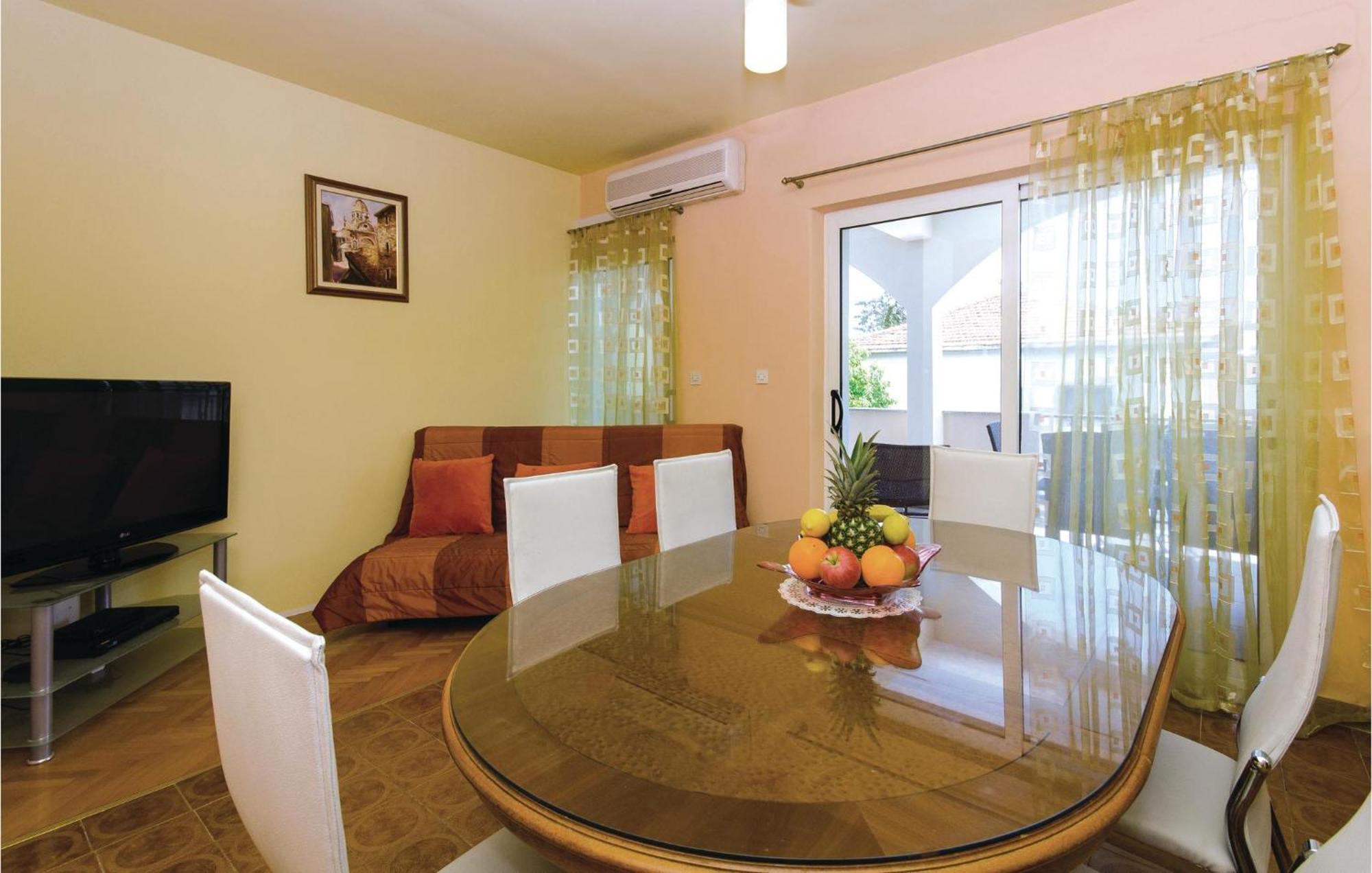 Amazing Apartment In Kastel Stafilic With Jacuzzi Kaštela Exteriér fotografie