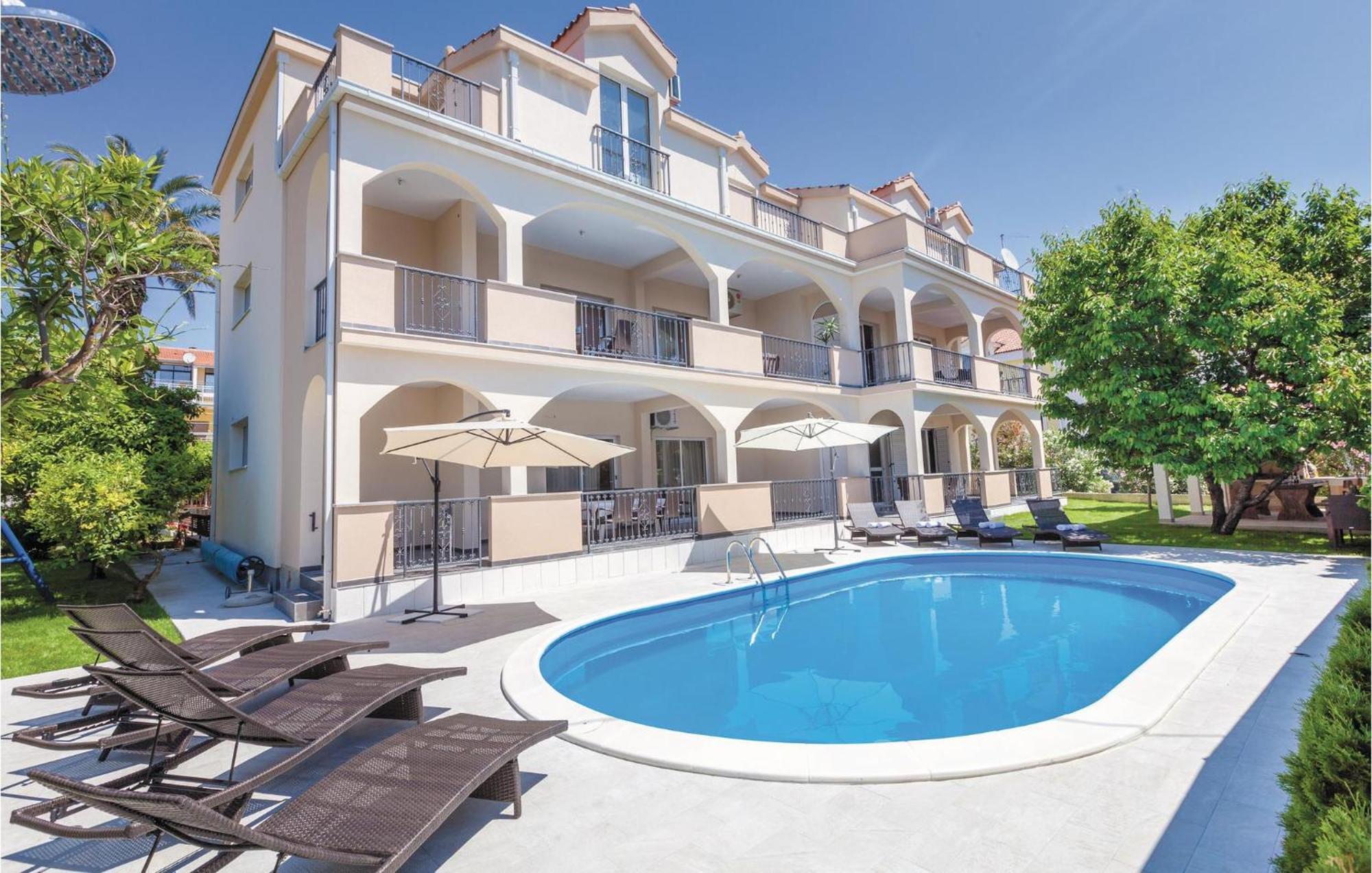 Amazing Apartment In Kastel Stafilic With Jacuzzi Kaštela Exteriér fotografie