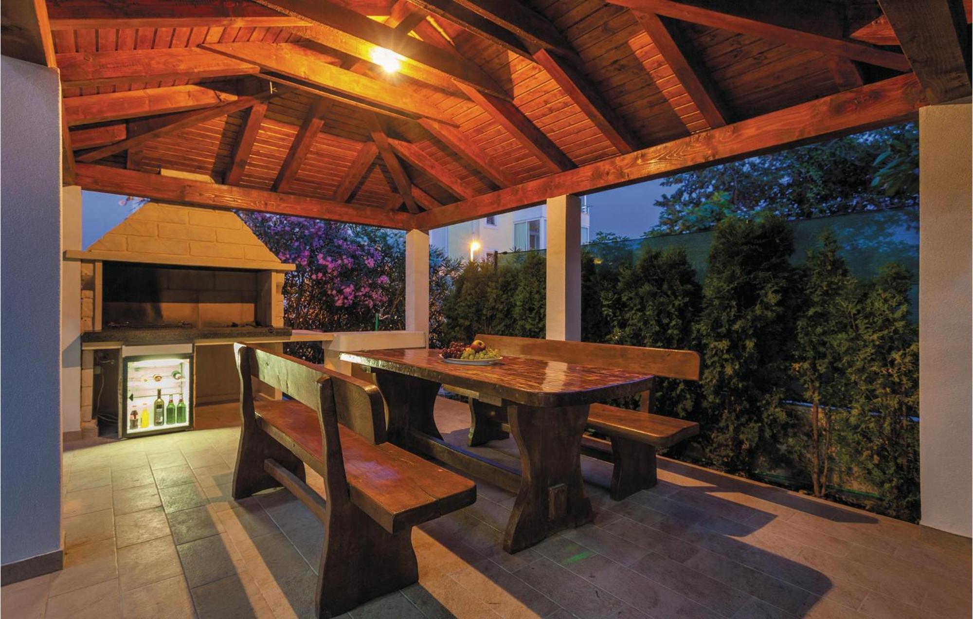 Amazing Apartment In Kastel Stafilic With Jacuzzi Kaštela Exteriér fotografie