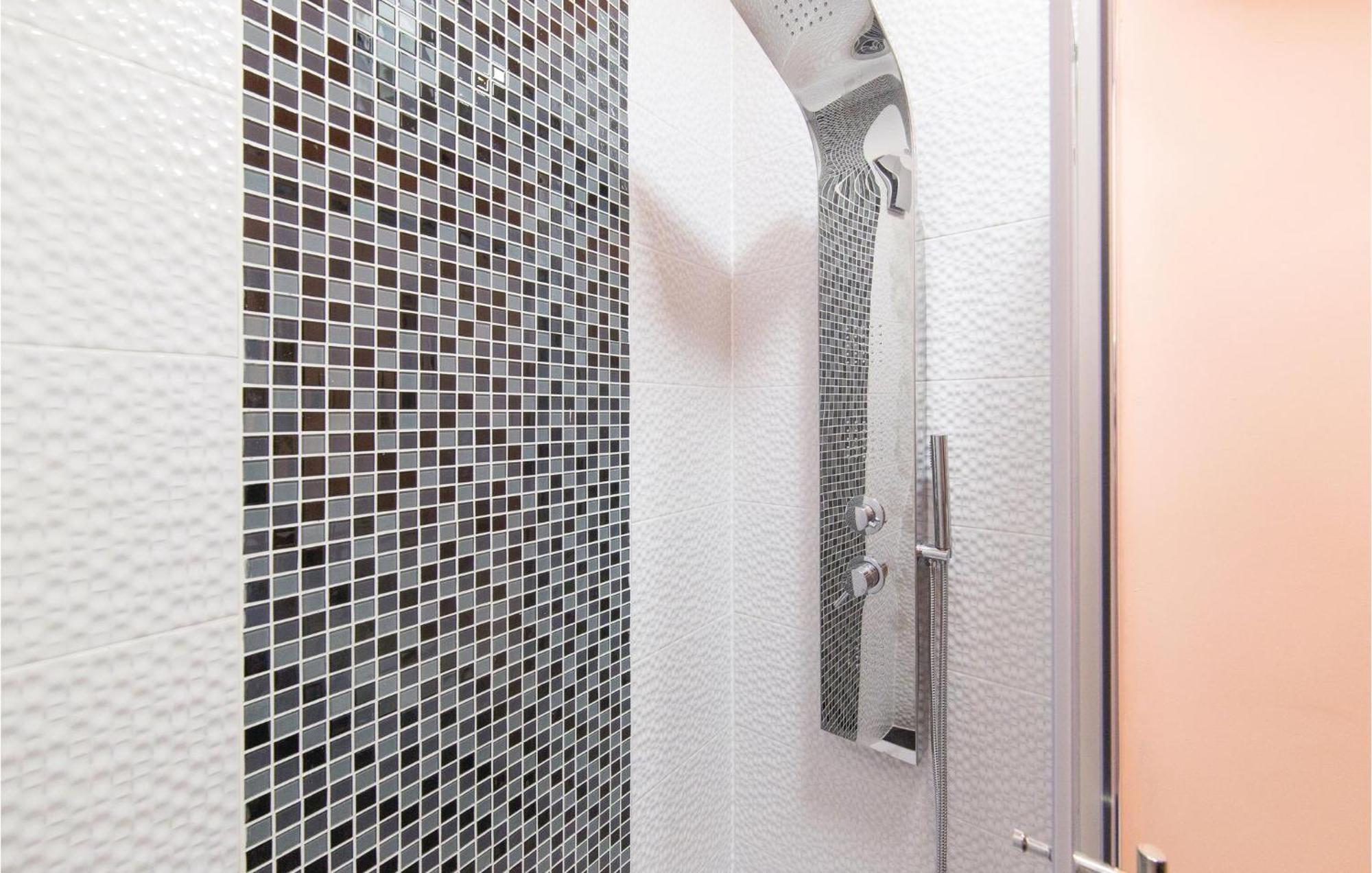 Amazing Apartment In Kastel Stafilic With Jacuzzi Kaštela Exteriér fotografie