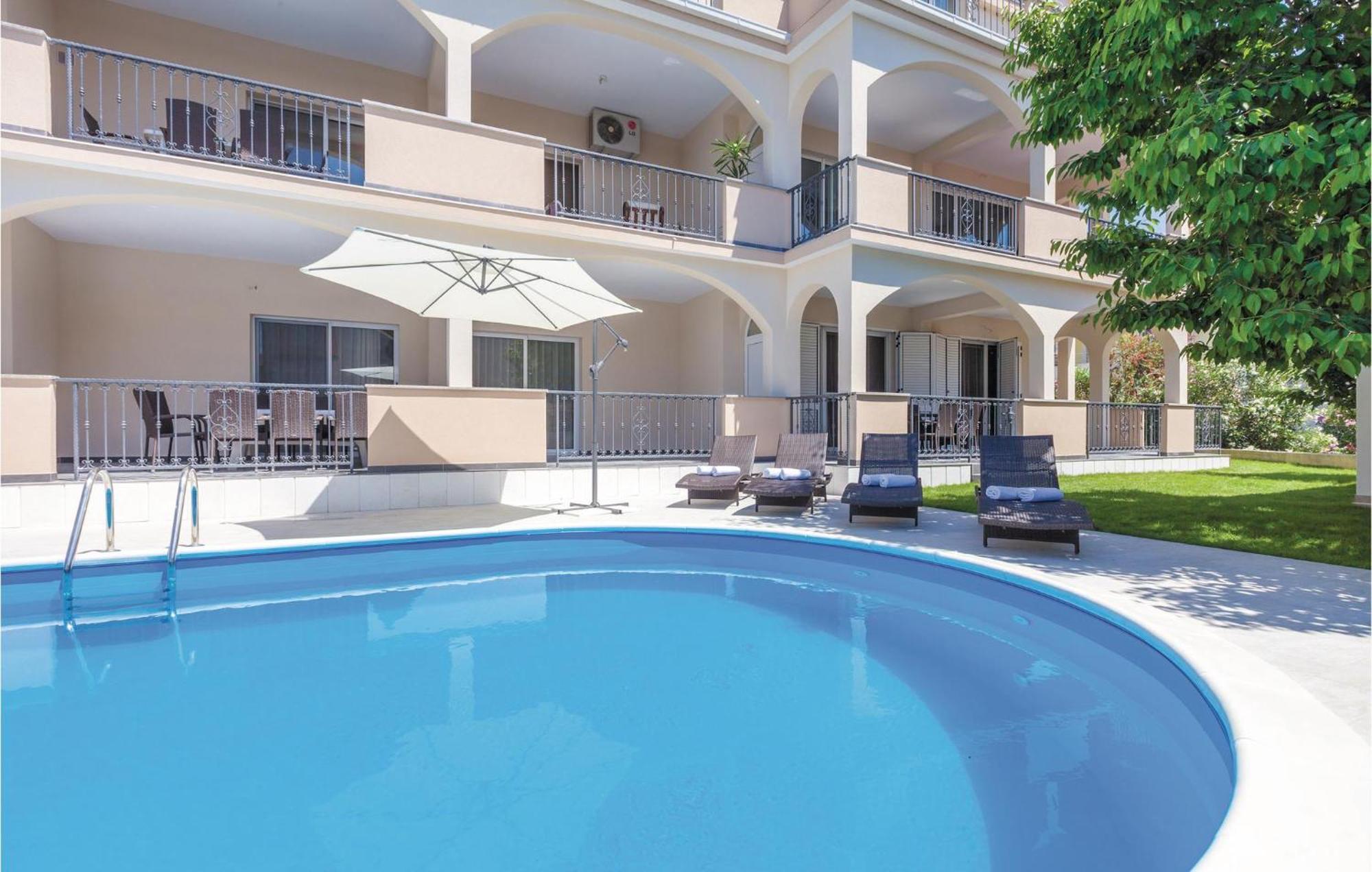 Amazing Apartment In Kastel Stafilic With Jacuzzi Kaštela Exteriér fotografie