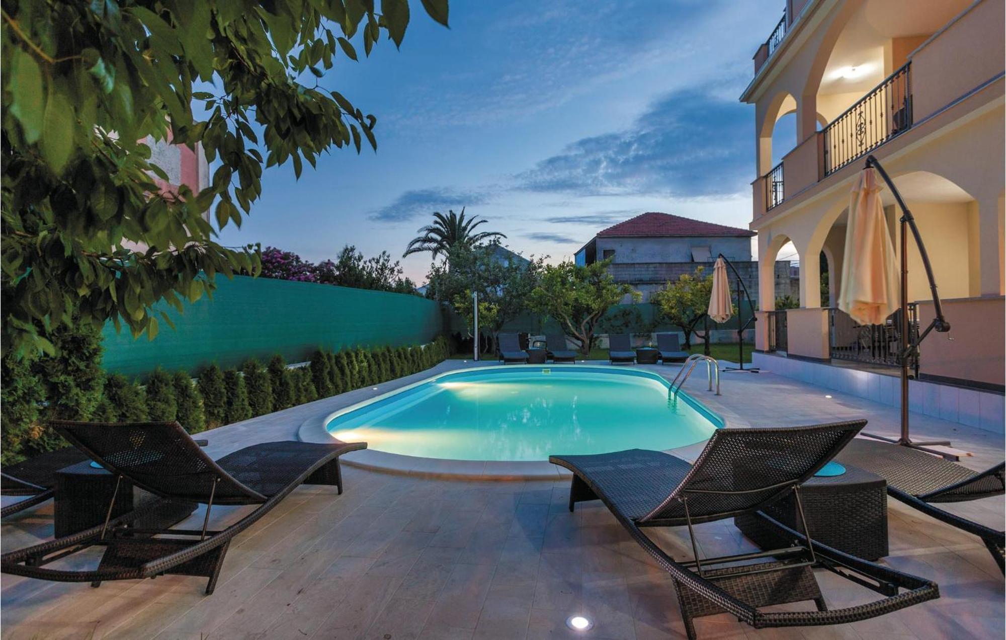 Amazing Apartment In Kastel Stafilic With Jacuzzi Kaštela Exteriér fotografie