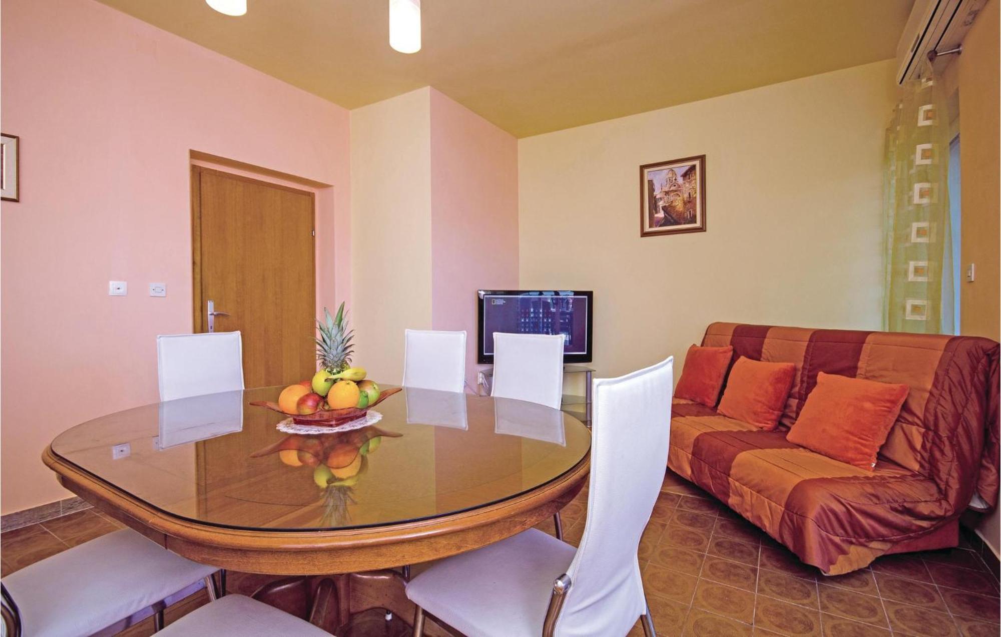 Amazing Apartment In Kastel Stafilic With Jacuzzi Kaštela Exteriér fotografie