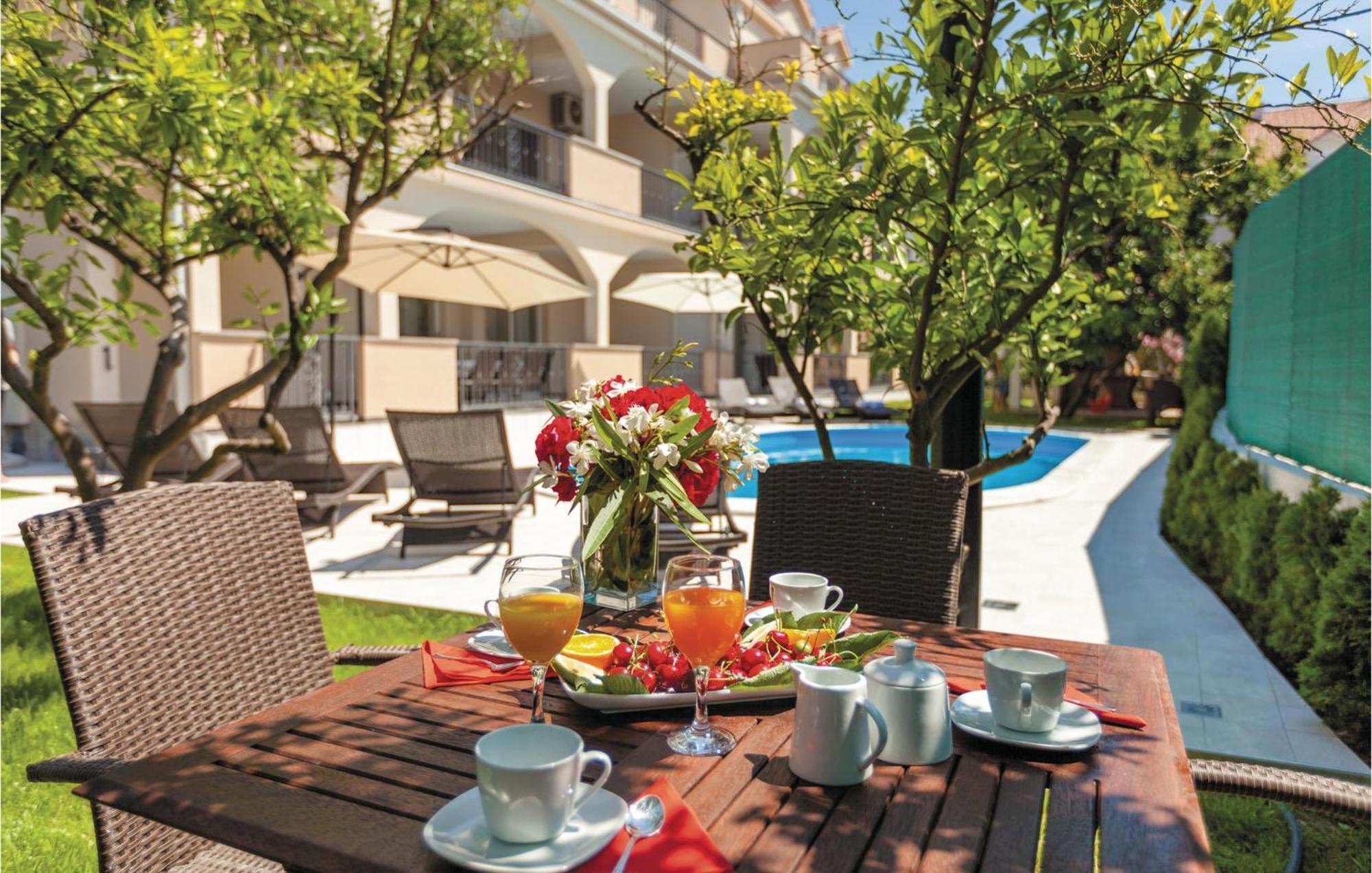 Amazing Apartment In Kastel Stafilic With Jacuzzi Kaštela Exteriér fotografie