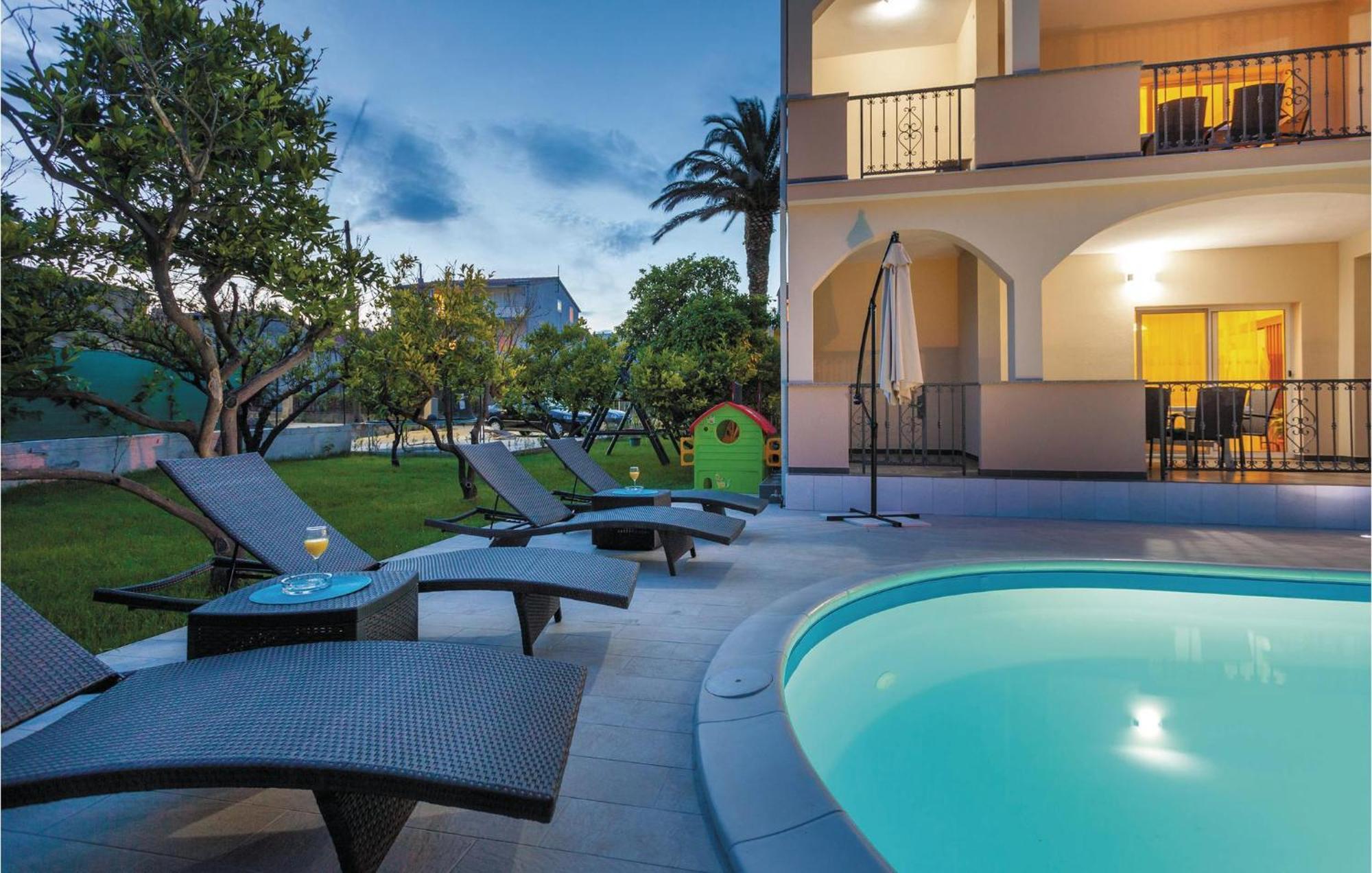 Amazing Apartment In Kastel Stafilic With Jacuzzi Kaštela Exteriér fotografie