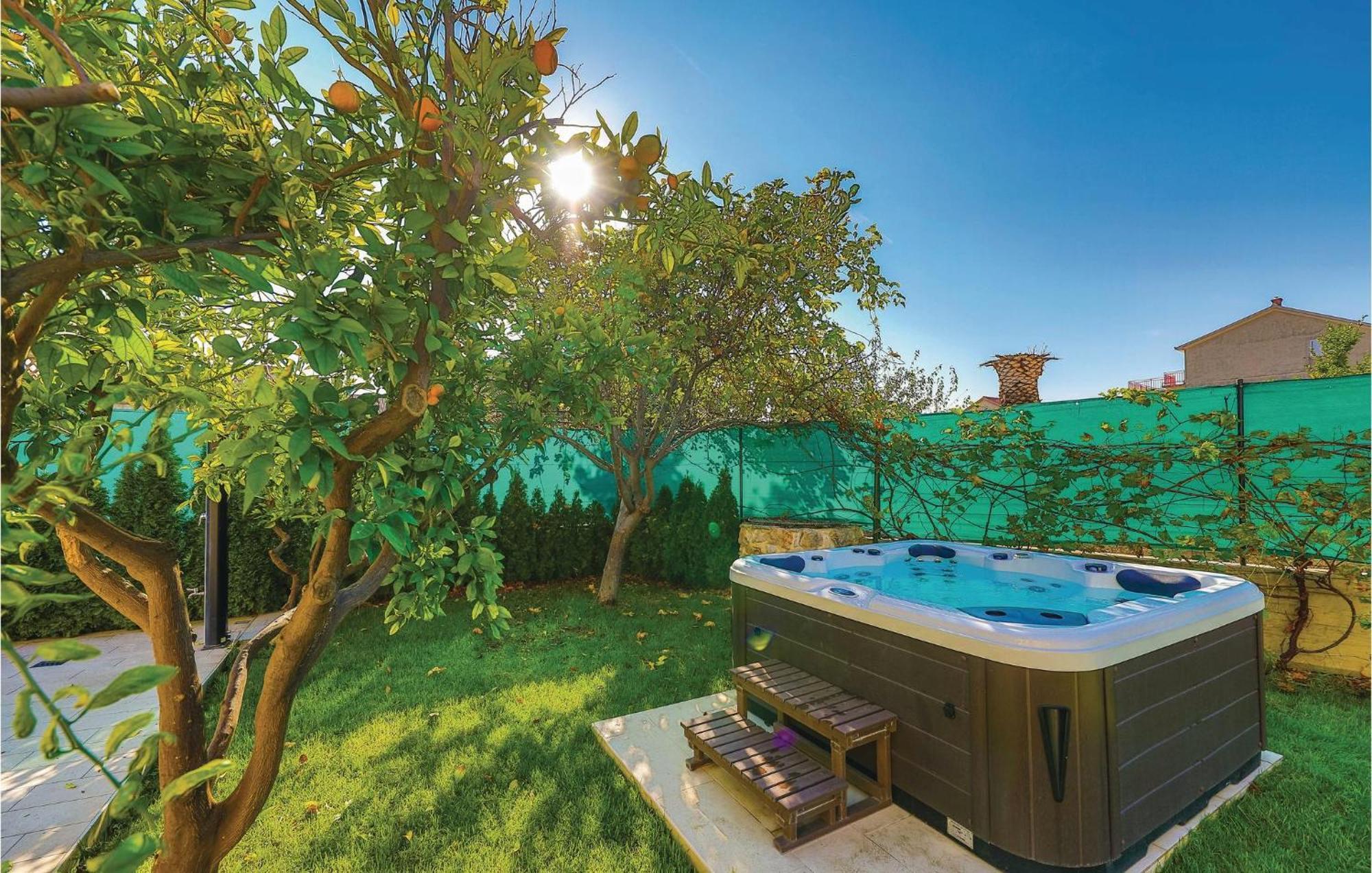 Amazing Apartment In Kastel Stafilic With Jacuzzi Kaštela Exteriér fotografie