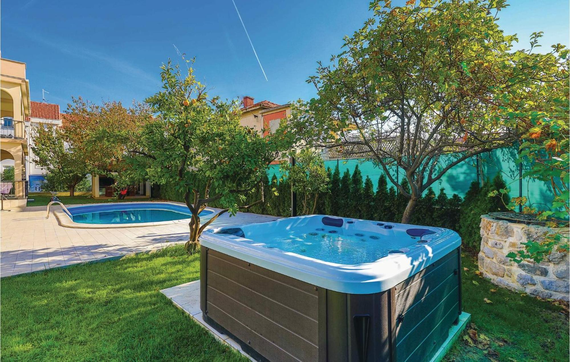 Amazing Apartment In Kastel Stafilic With Jacuzzi Kaštela Exteriér fotografie
