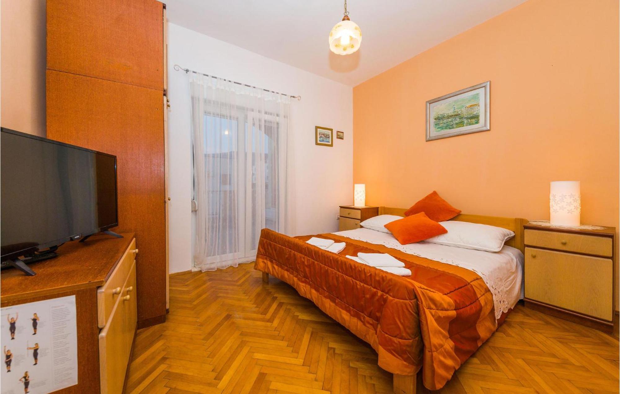Amazing Apartment In Kastel Stafilic With Jacuzzi Kaštela Exteriér fotografie