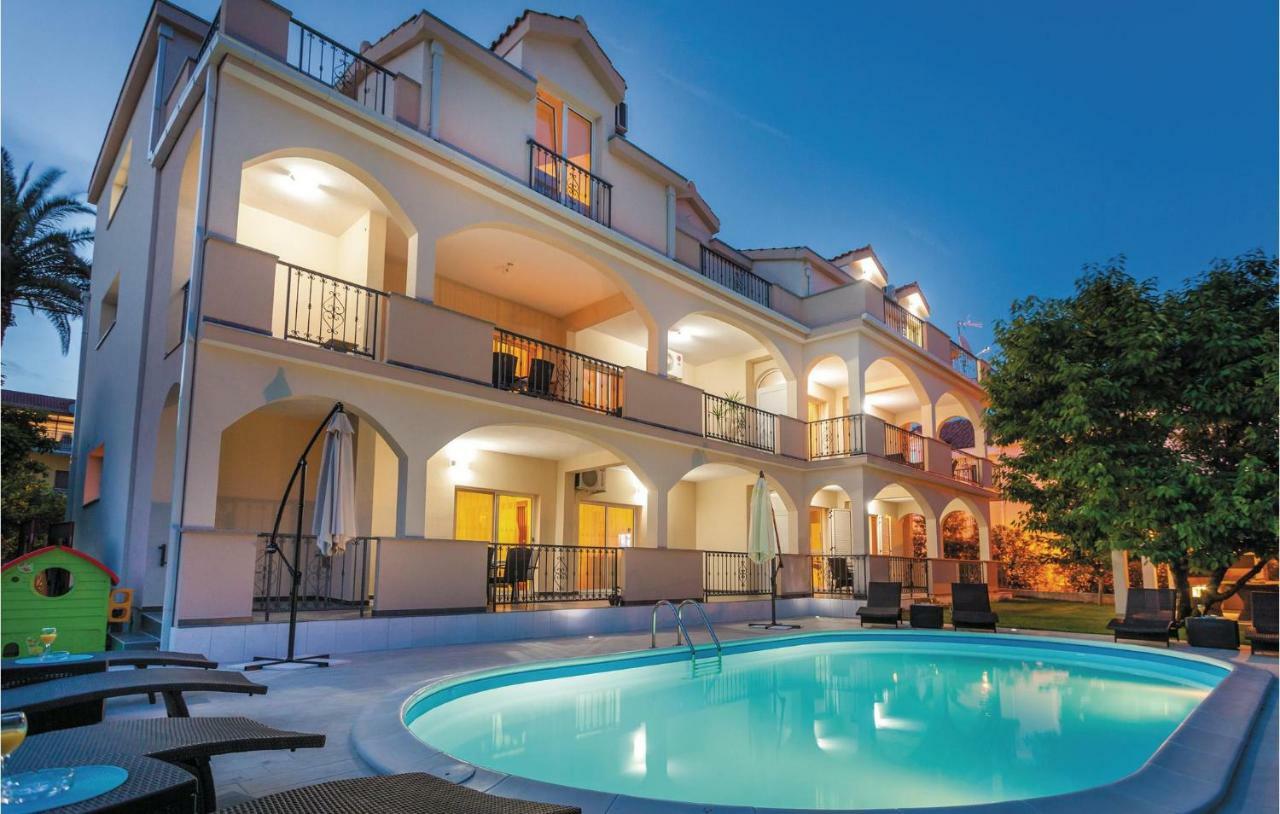 Amazing Apartment In Kastel Stafilic With Jacuzzi Kaštela Exteriér fotografie
